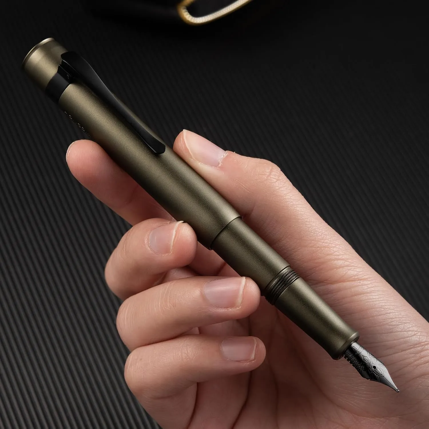 Hongdian M2 Black Forest Mini Fountain Pen, Medium Soft Nib & Sleek Shape Aluminium Short Pocket Travel Pen (Caramel Brown)