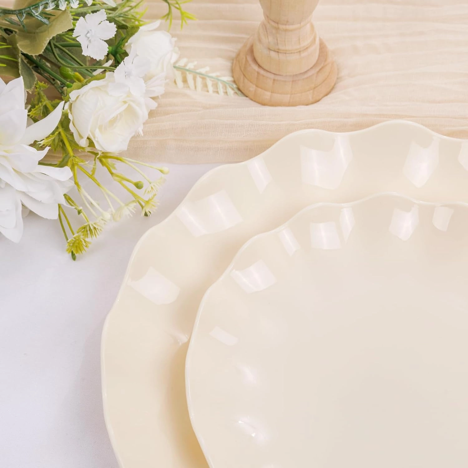 LIYH 24pcs Plastic Plates Reusable,Unbreakable Dinner Plates, Scalloped Plastic Plates, Dishwasher Safe,Ivory Plate Sets Perfect for Parties, Birthday, Picnics, BPA Free(12Guests)
