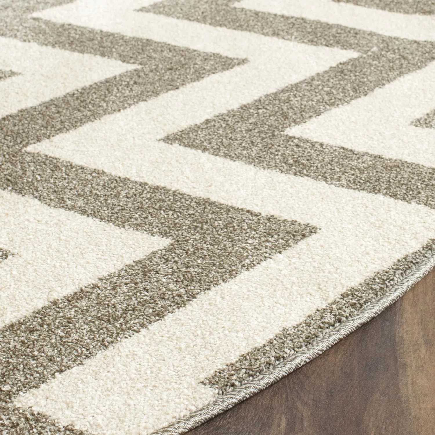 SAFAVIEH Amherst Collection 9' Round Dark Grey/Beige AMT419R Chevron Non-Shedding Dining Room Entryway Foyer Living Room Bedroom Area Rug