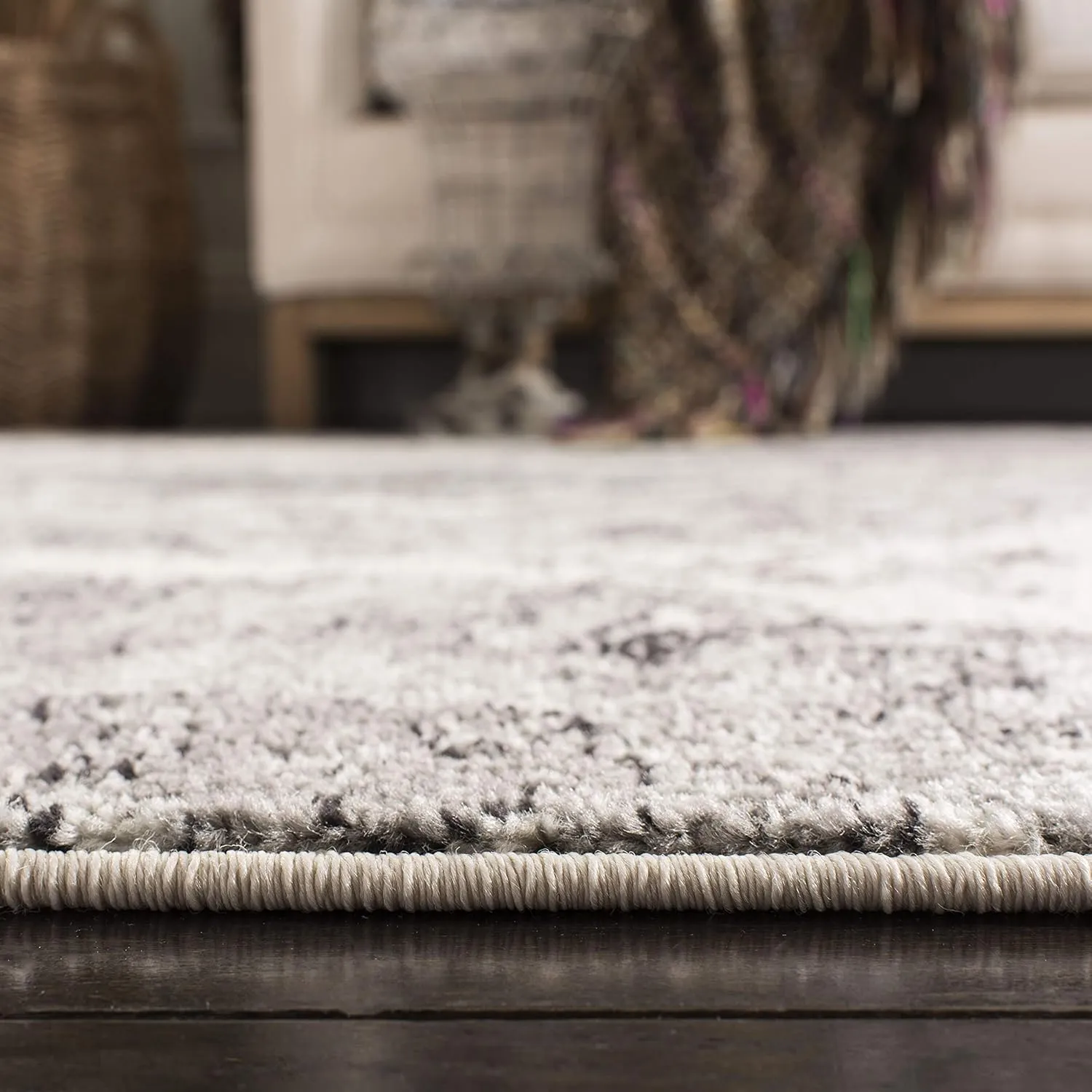SAFAVIEH Madison Collection Area Rug - 9' Round, Cream & Silver, Boho Chic Glam Paisley Design, Non-Shedding & Easy Care, Ideal for High Traffic Areas in Living Room, Bedroom (MAD600D)