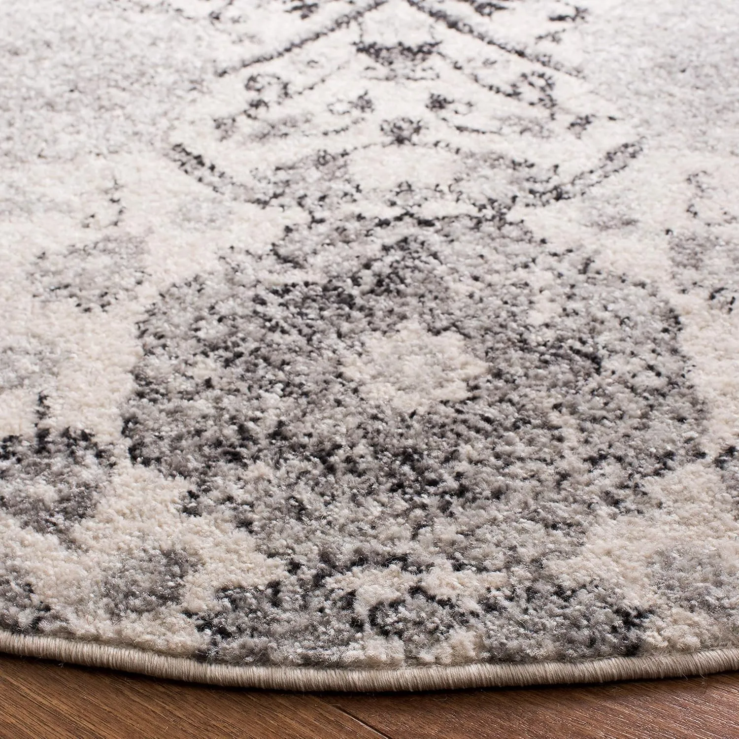 SAFAVIEH Madison Collection Area Rug - 9' Round, Cream & Silver, Boho Chic Glam Paisley Design, Non-Shedding & Easy Care, Ideal for High Traffic Areas in Living Room, Bedroom (MAD600D)
