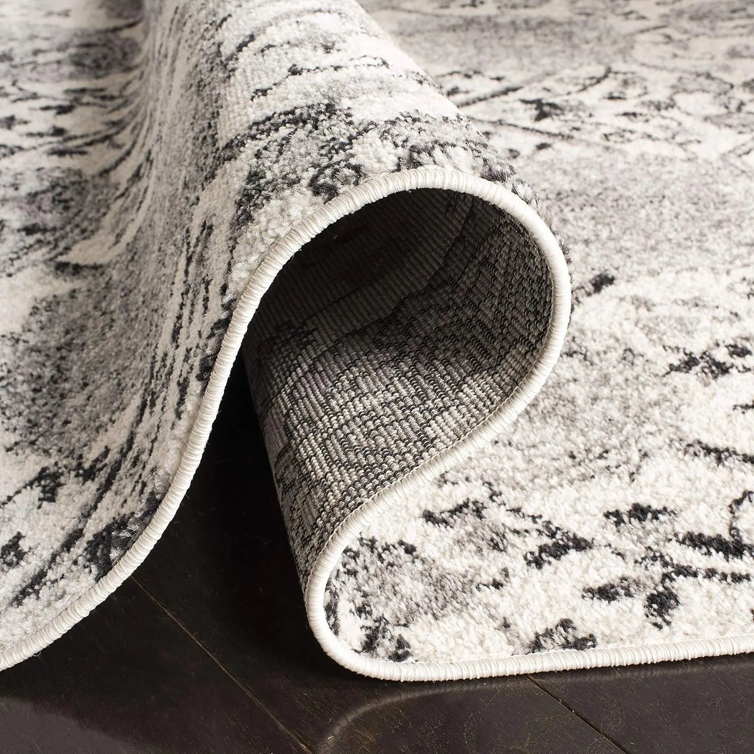 SAFAVIEH Madison Collection Area Rug - 9' Round, Cream & Silver, Boho Chic Glam Paisley Design, Non-Shedding & Easy Care, Ideal for High Traffic Areas in Living Room, Bedroom (MAD600D)