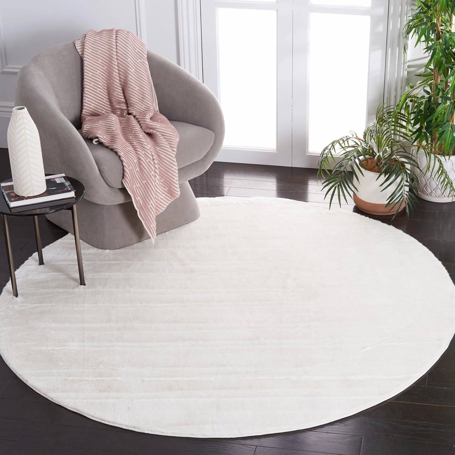 SAFAVIEH Faux Rabbit Fur Collection Area Rug - 6' Round, Off White, Solid Design, Non-Shedding & Easy Care, Machine Washable Ideal for High Traffic Areas in Living Room, Bedroom (FRF976A)